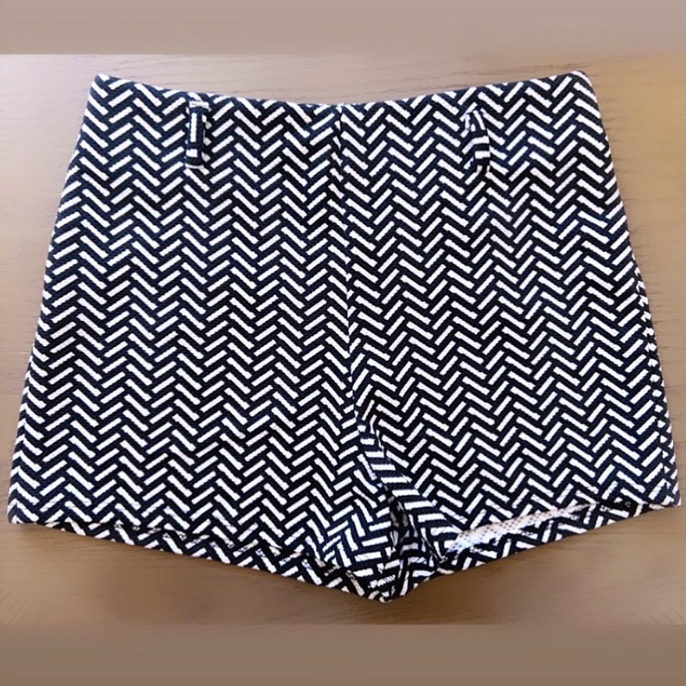 🖤Black & White Chevron Textured HighWaistShorts🖤 - Picture 2 of 4